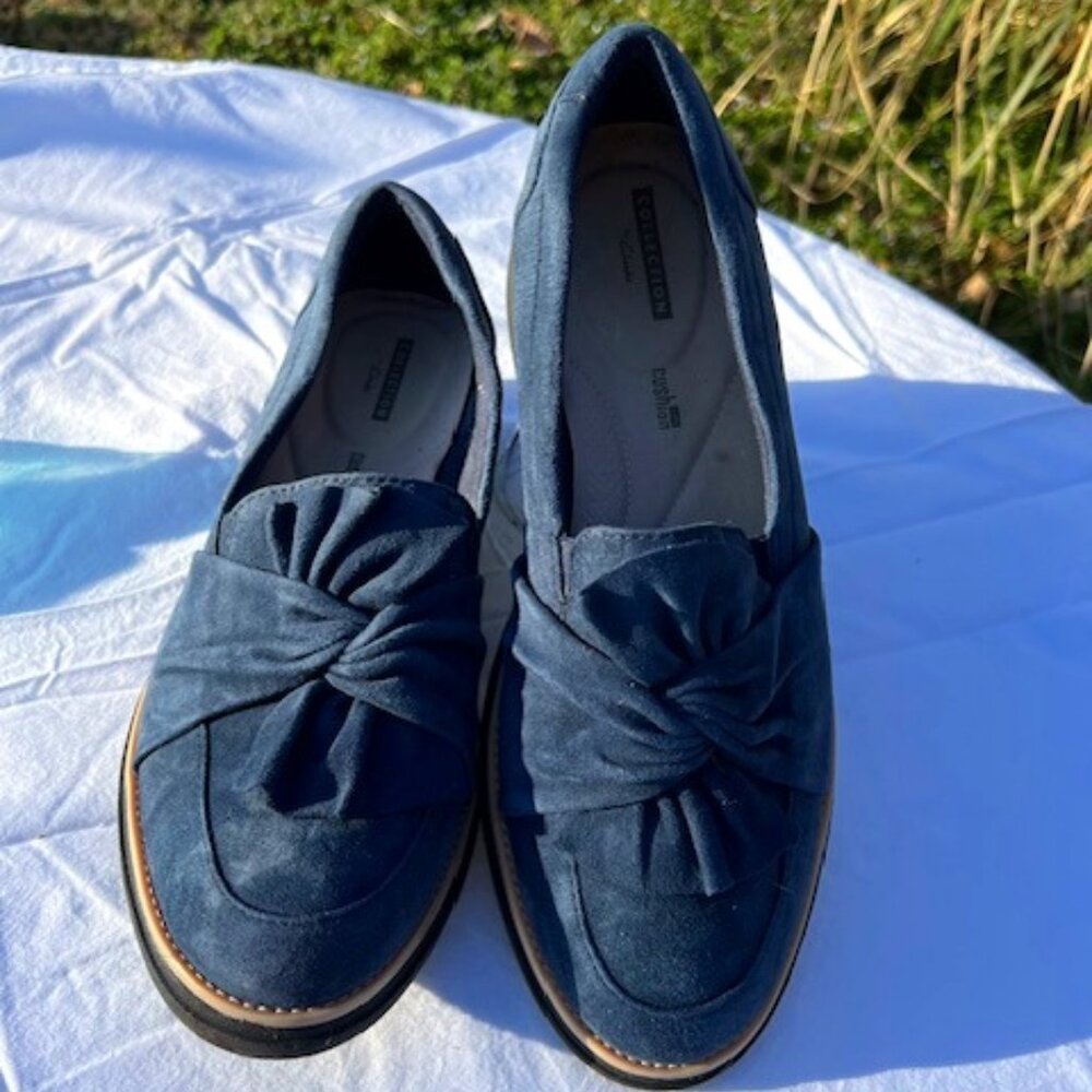 Clarks Sharon Dasher Blue Suede Loafer with Twist. Size 9.5W